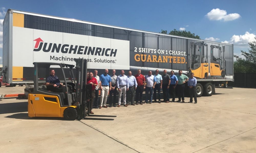 Group of Darr employees ini front of a Jungheinrich truck