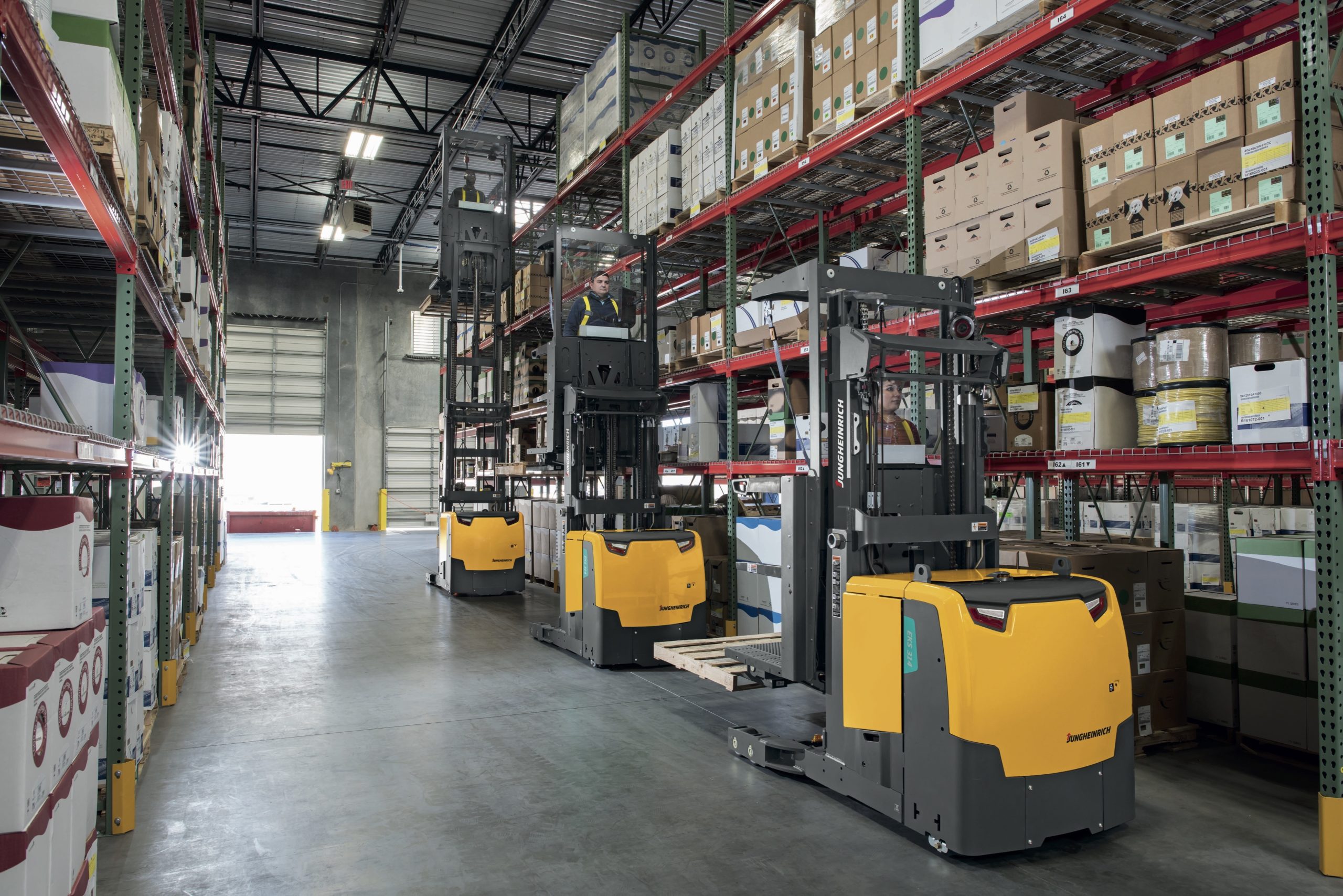 How Low Level Order Pickers Help Increase Warehouse Efficiency